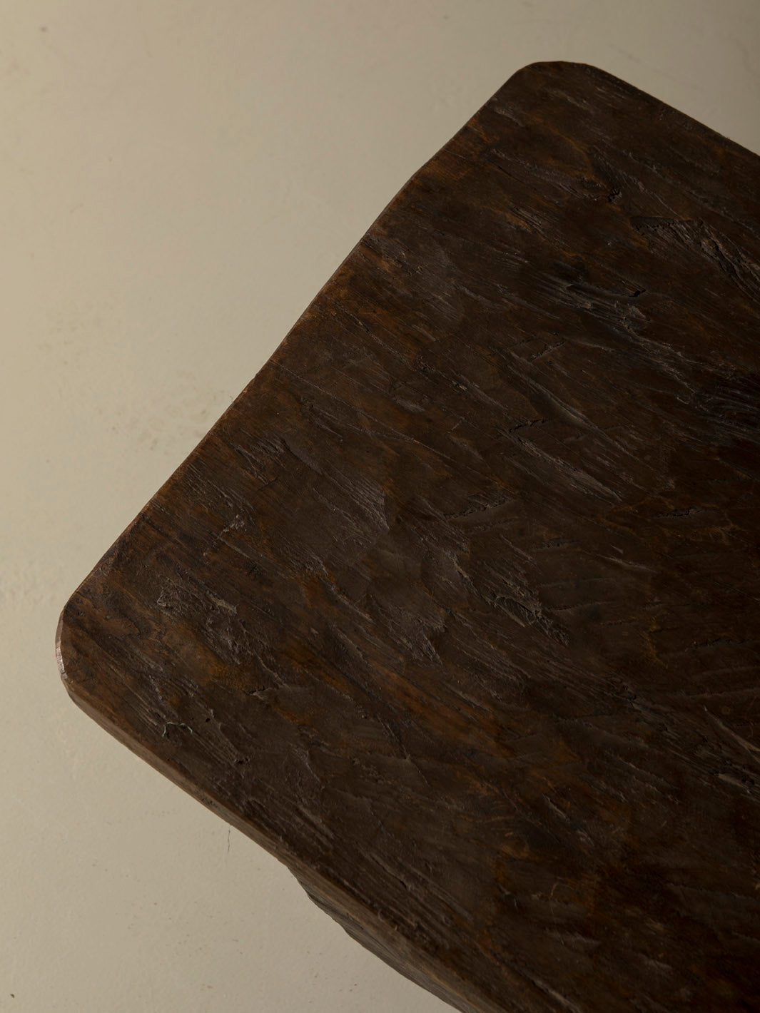 Mesa Naga brutalista