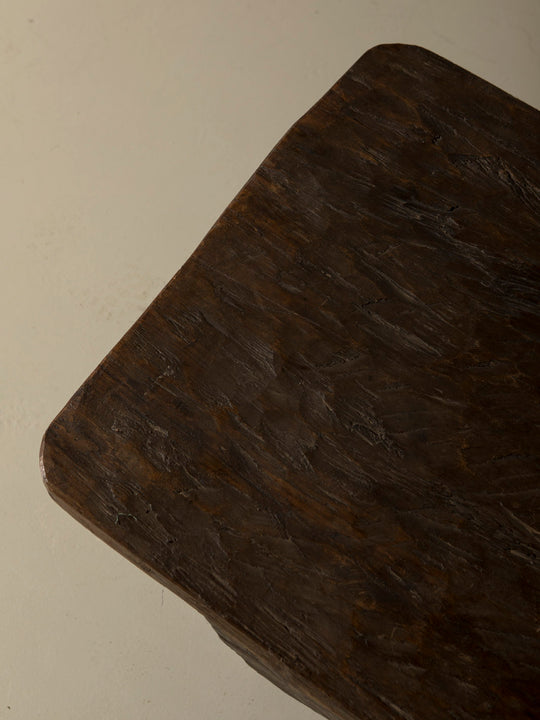 Mesa Naga brutalista