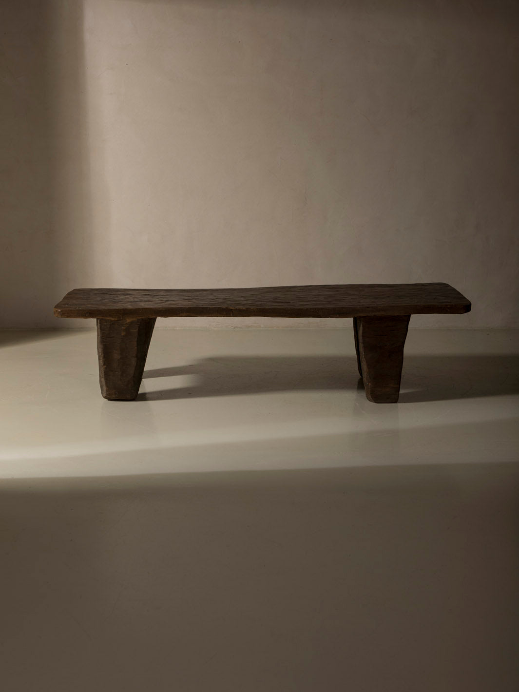 Mesa Naga brutalista