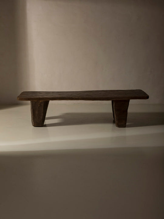 Mesa Naga brutalista