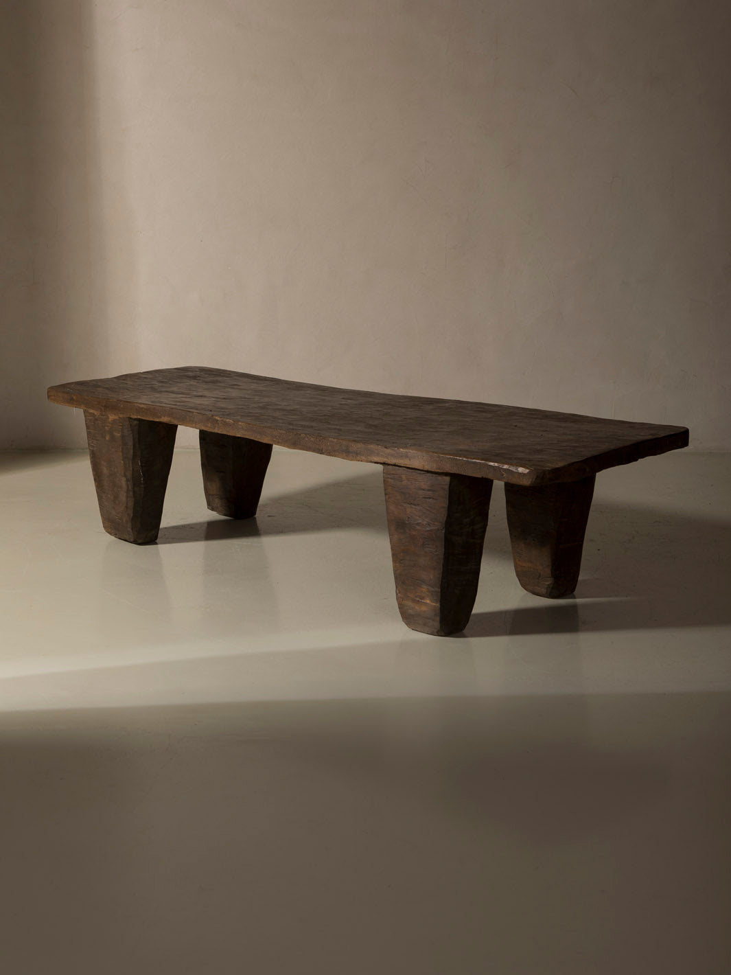 Mesa Naga brutalista