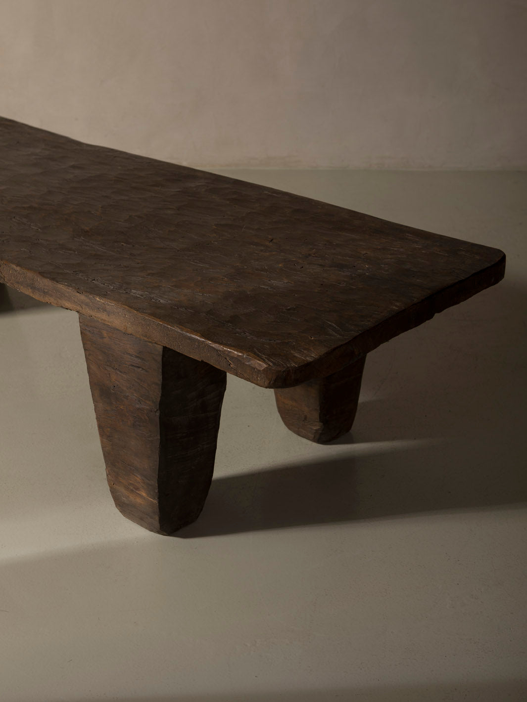 Mesa Naga brutalista