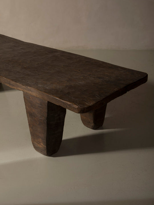 Mesa Naga brutalista