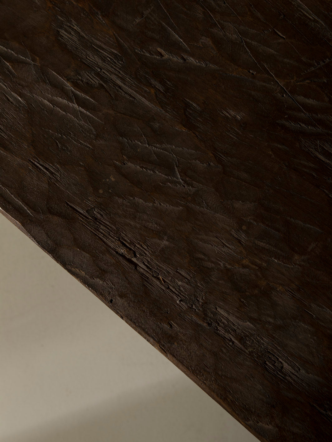 Mesa Naga brutalista