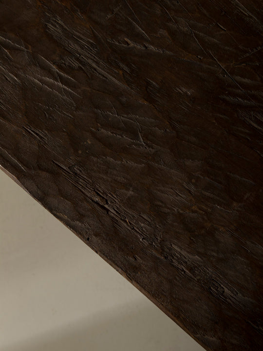 Mesa Naga brutalista