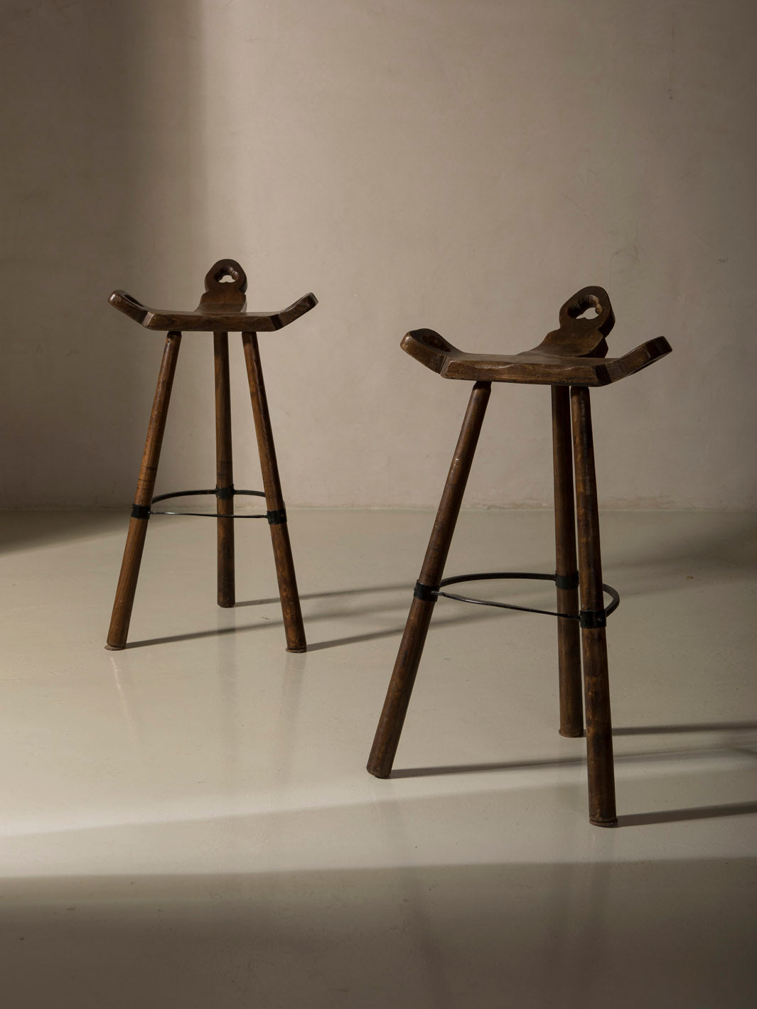 Pareja taburetes alsacianos años 50
