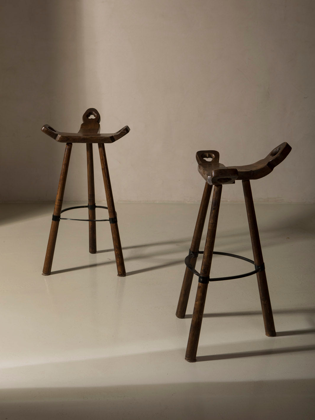 Pareja taburetes alsacianos años 50