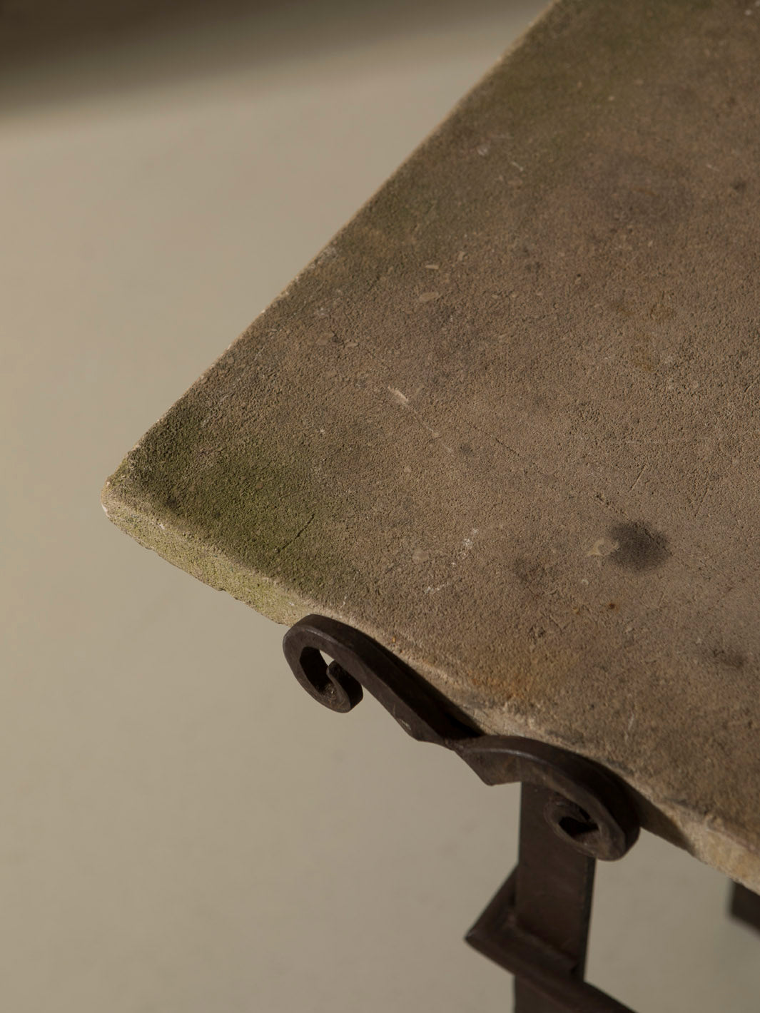 Mesa piedra Rogne s.XIX