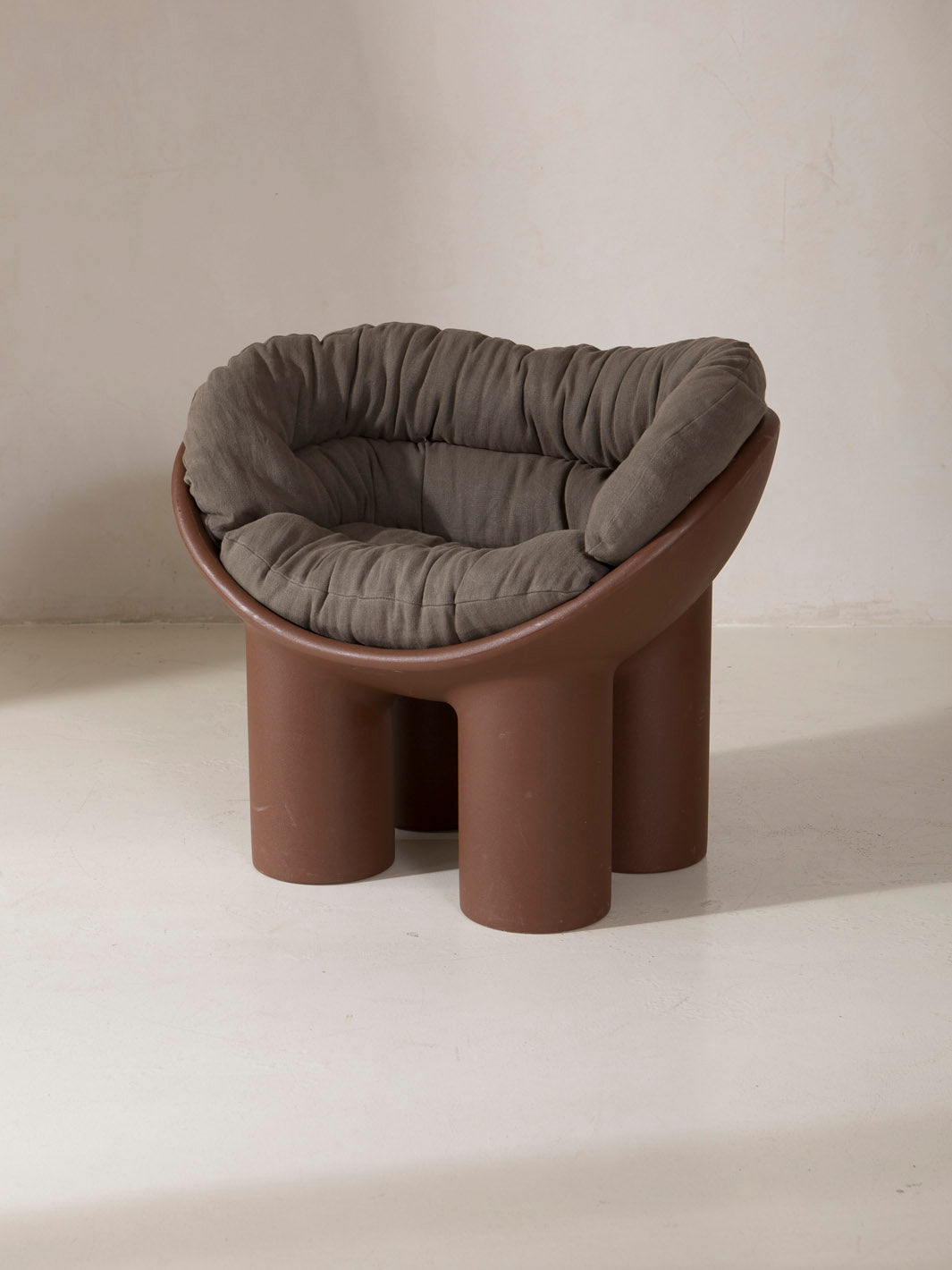 Butaca Roly Poly de Faye Toogood marrón