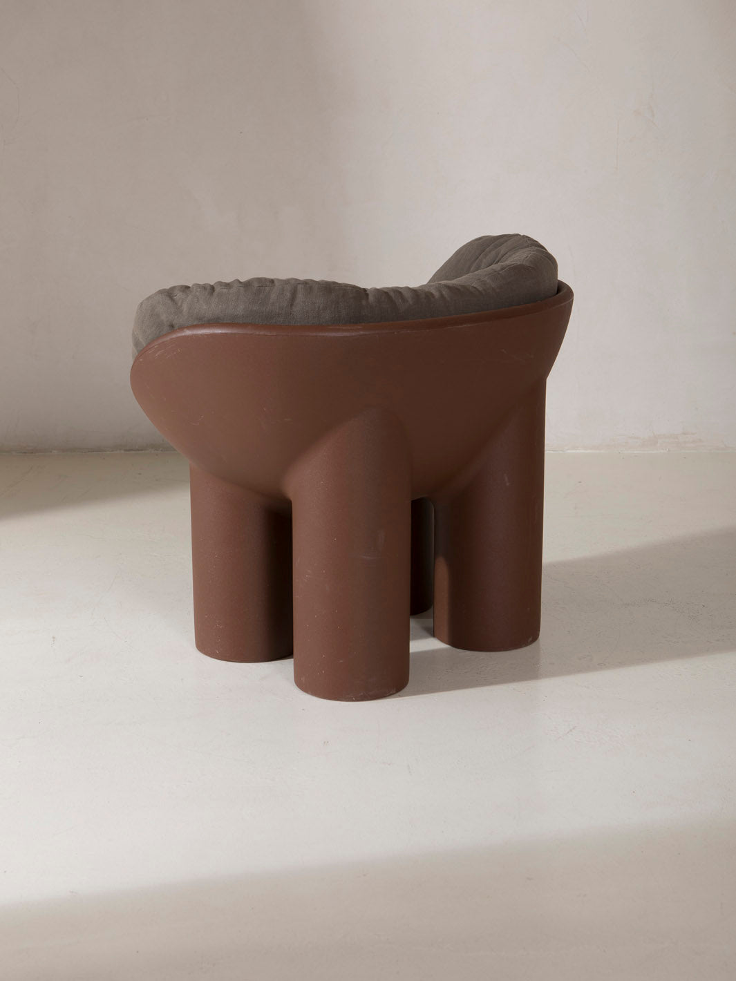 Butaca Roly Poly de Faye Toogood marrón