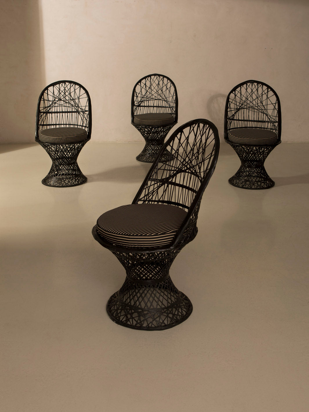 Fiberglass dining chair black