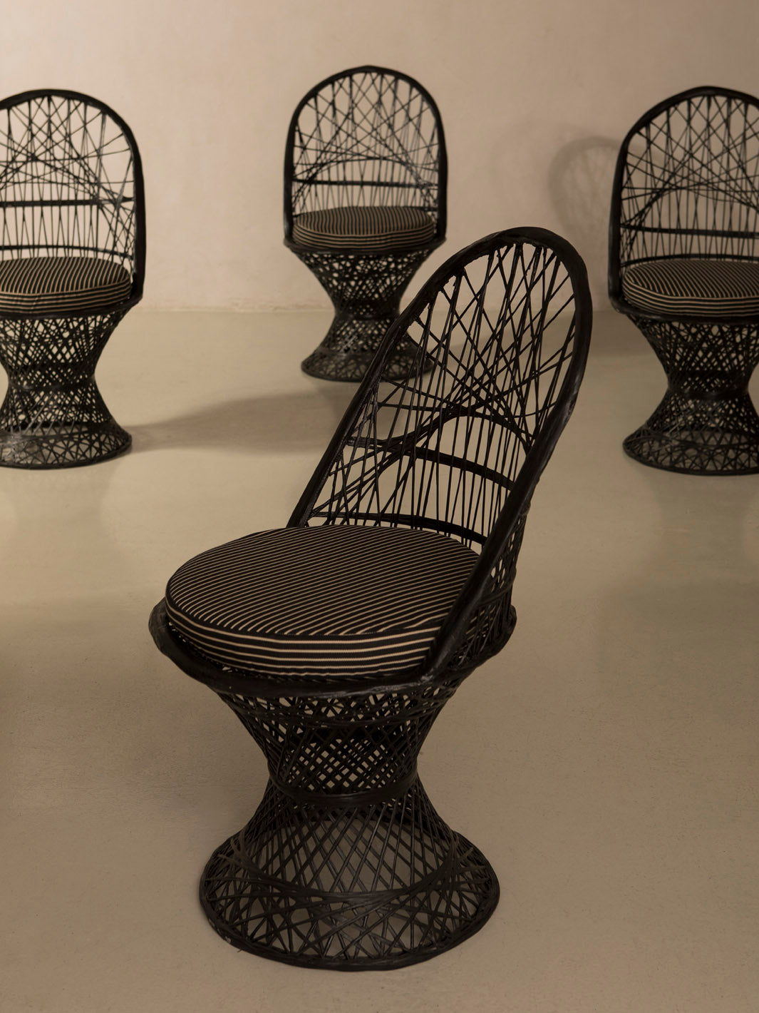 Fiberglass dining chair black