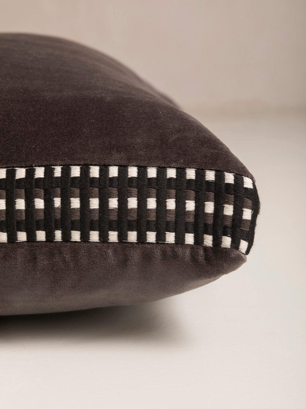 ATHENA Goudron cushion 50x70cm