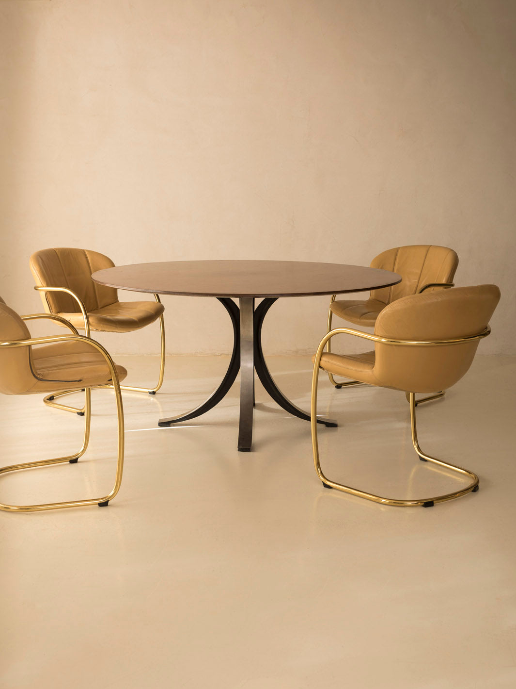 Tecno T69 table by Osvaldo Borsani and Eugenio Gerli from the 1970s