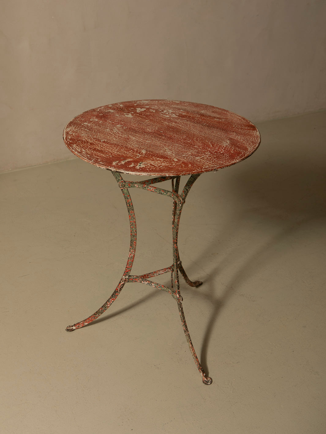 Red guéridon, 1940s