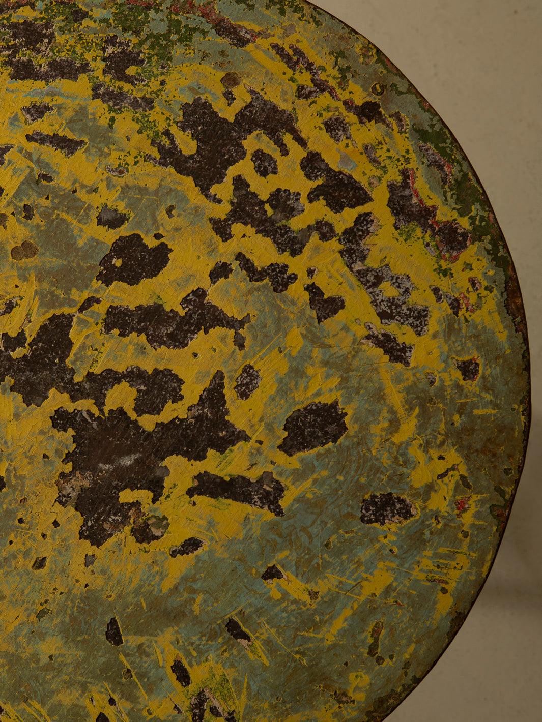 Gueridón amarillo, años 40 Ø66cm