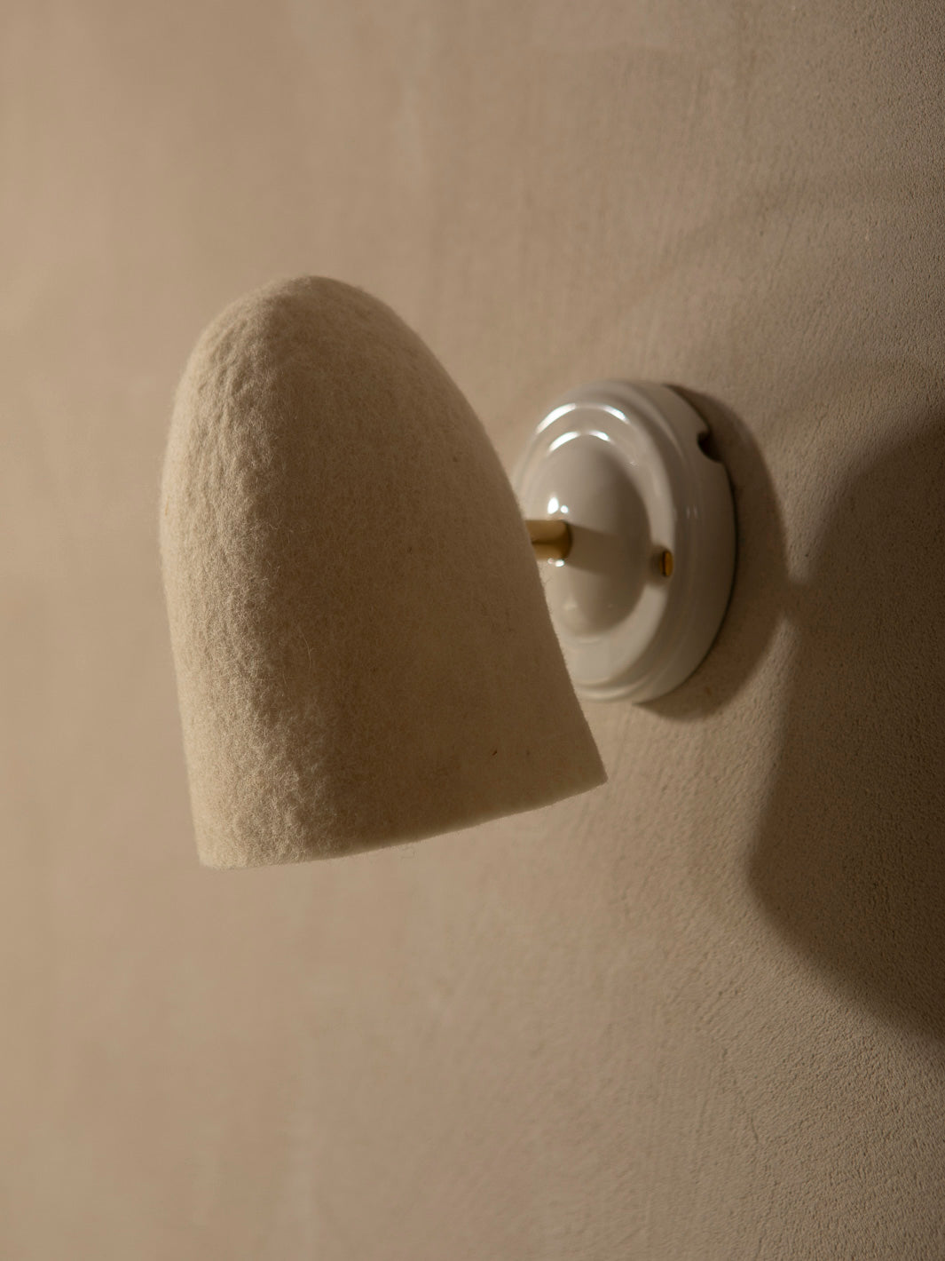 Felt lampshade wall light with adjustable light
