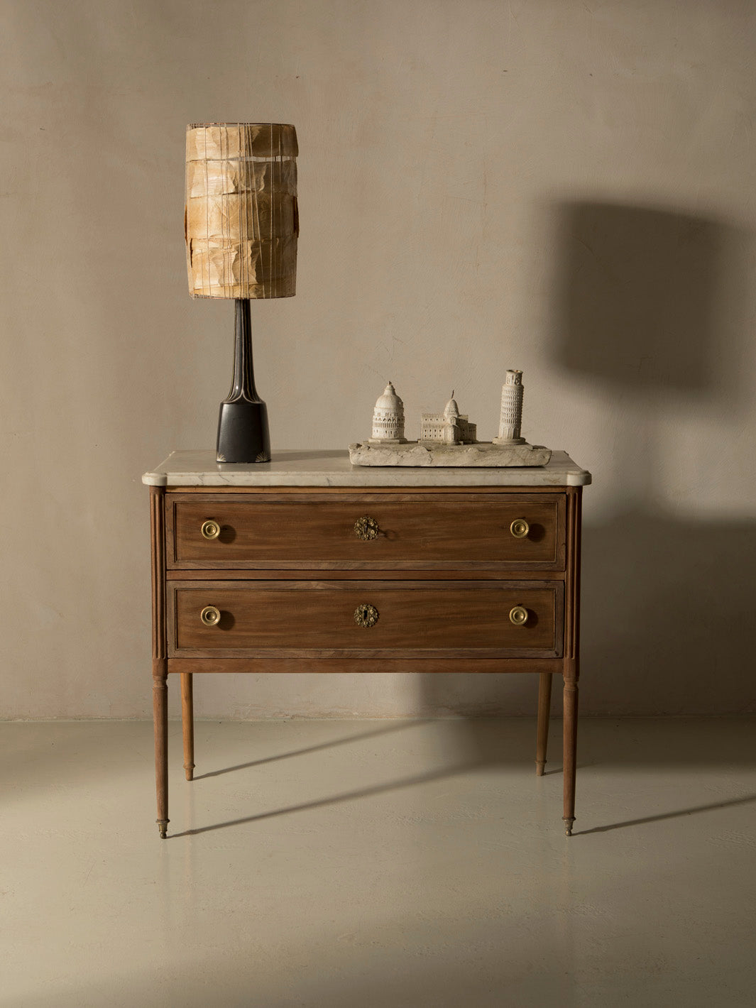 Commode parisienne du XIXe siècle en acajou, palissandre et marbre