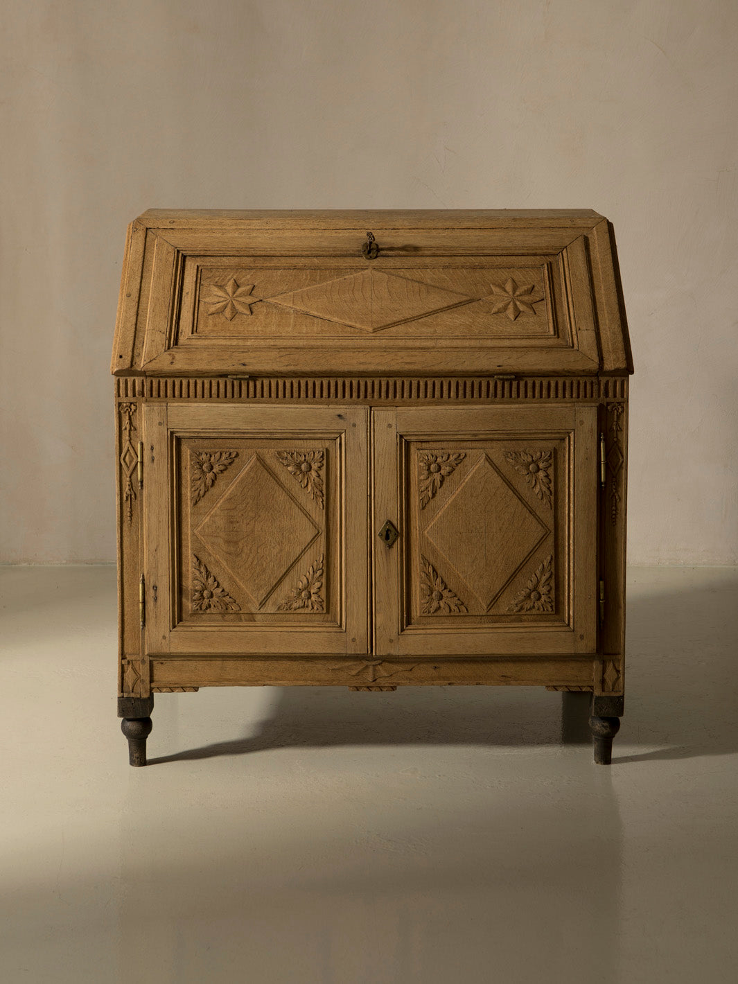 Commode en châtaignier de Belgique XIX e siècle