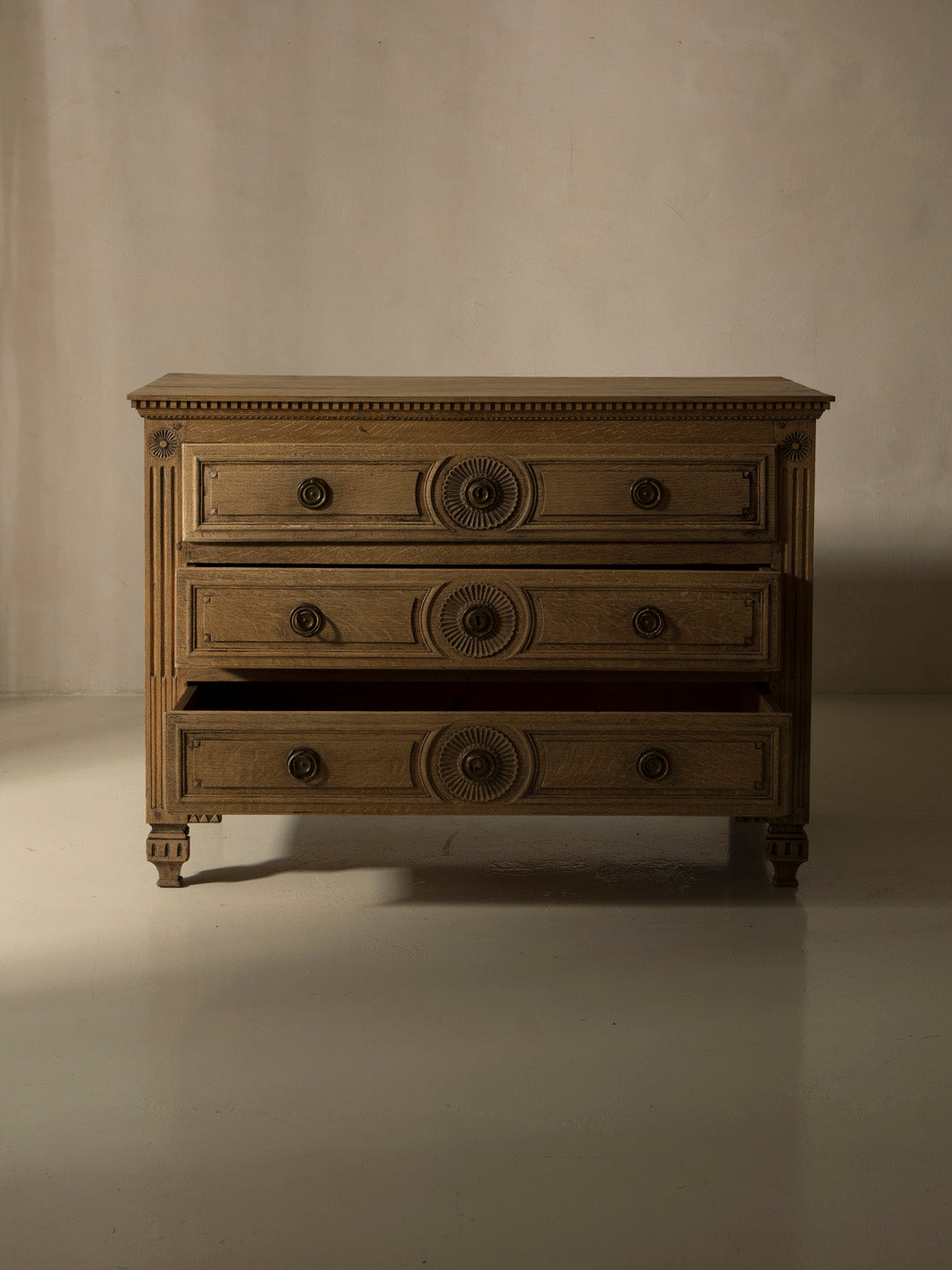 Commode liégeoise 19ème siècle en châtaignier lavé