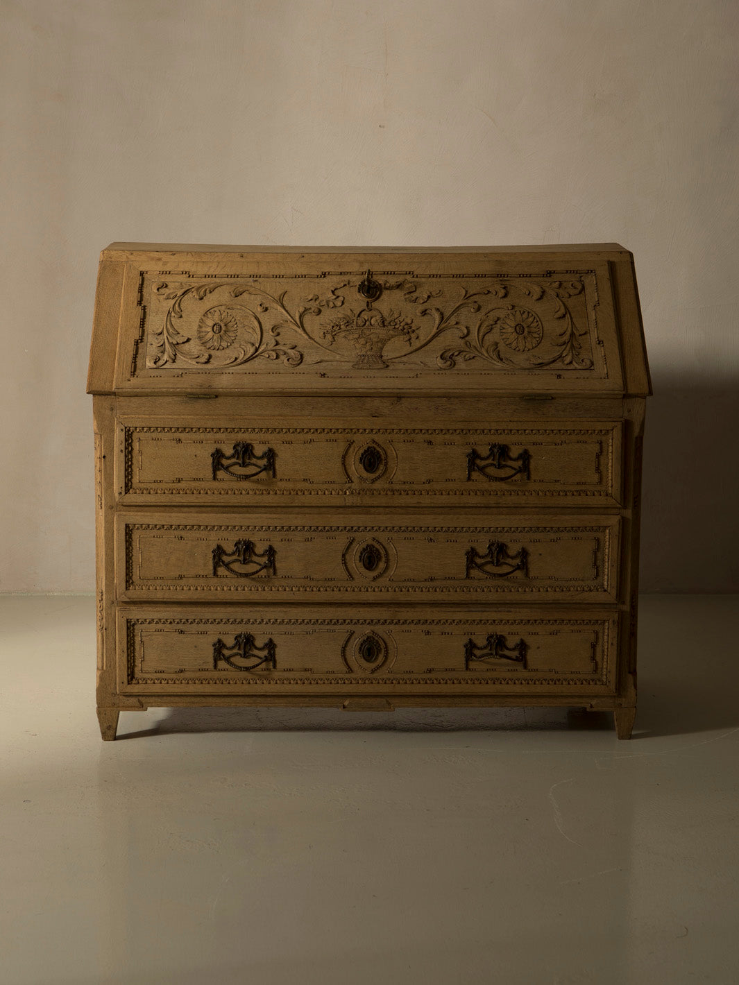 Commode en châtaignier de Belgique XIX e siècle