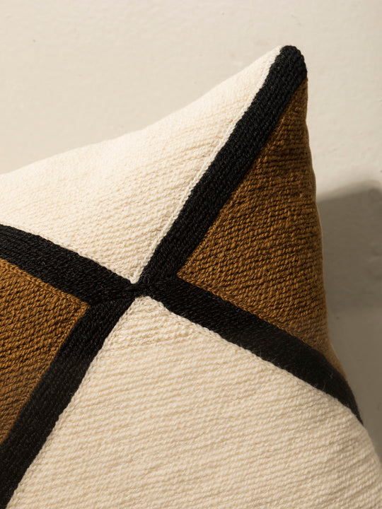 Iwani 2 cushion 02/29