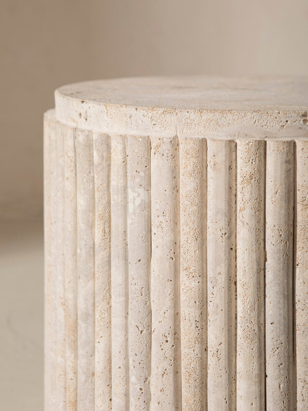 Mesa auxiliar columna travertino
