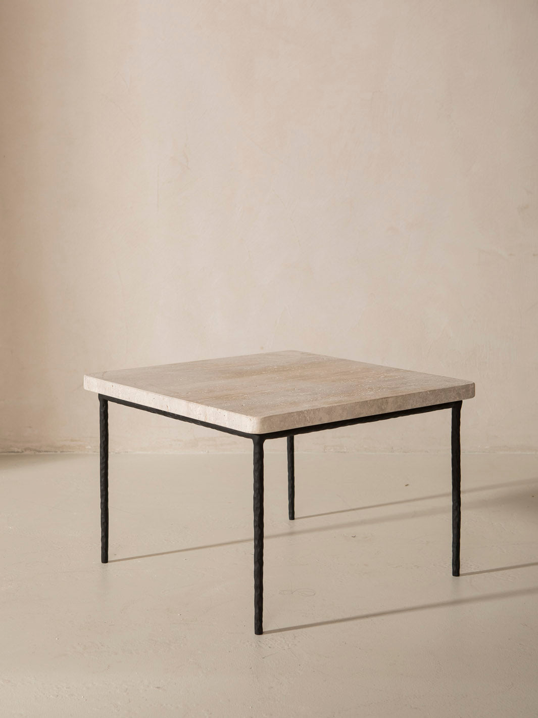 Mesa Arrow Martelé 60x60x40cm