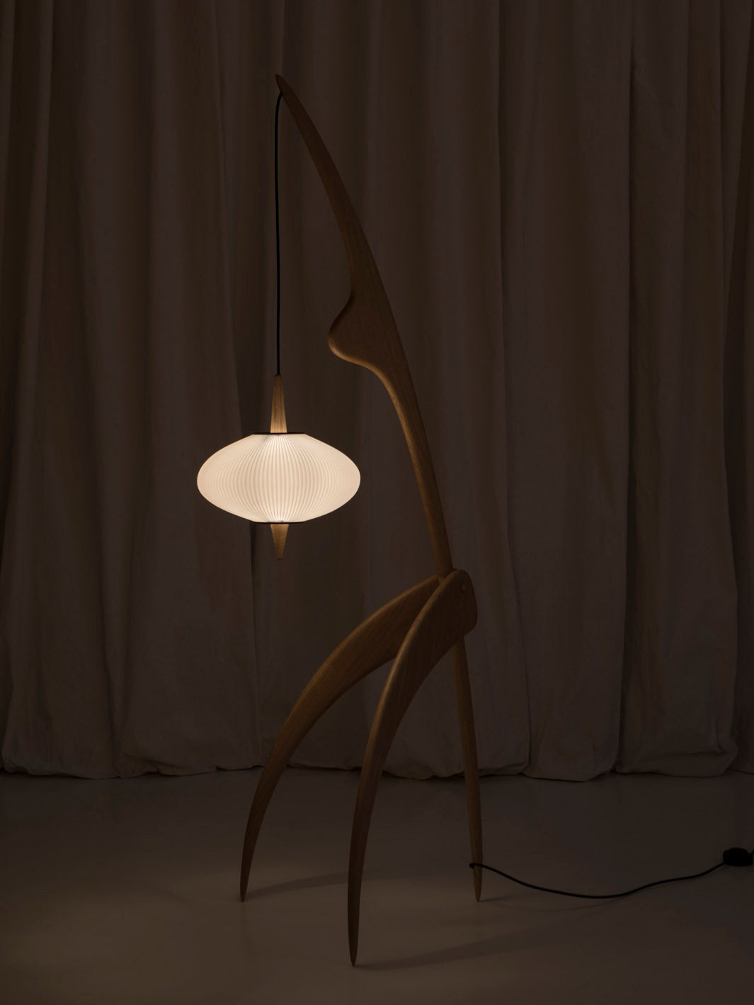 Lámpara "Mantis Religiosa" #14.950 de Rispal Roble