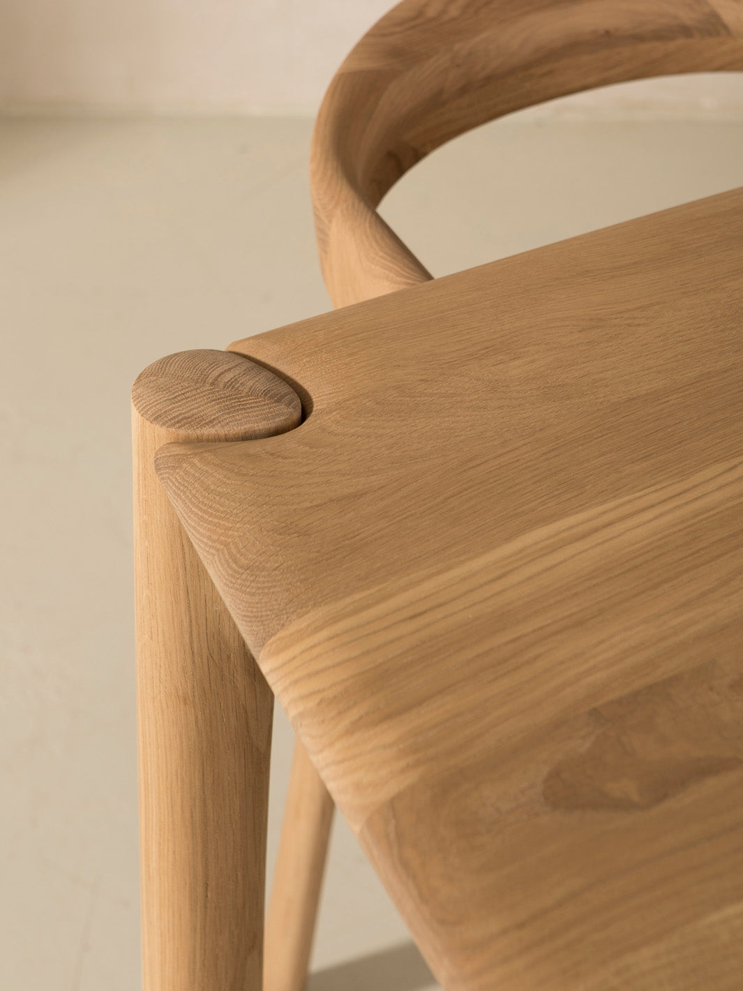 PI dining table