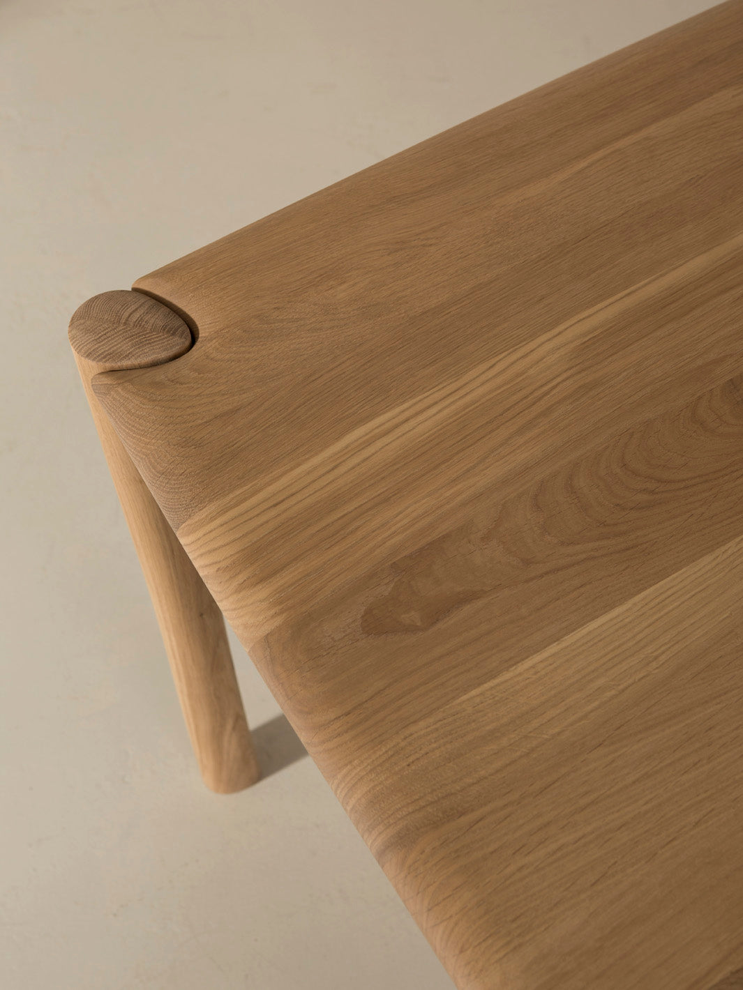 PI dining table