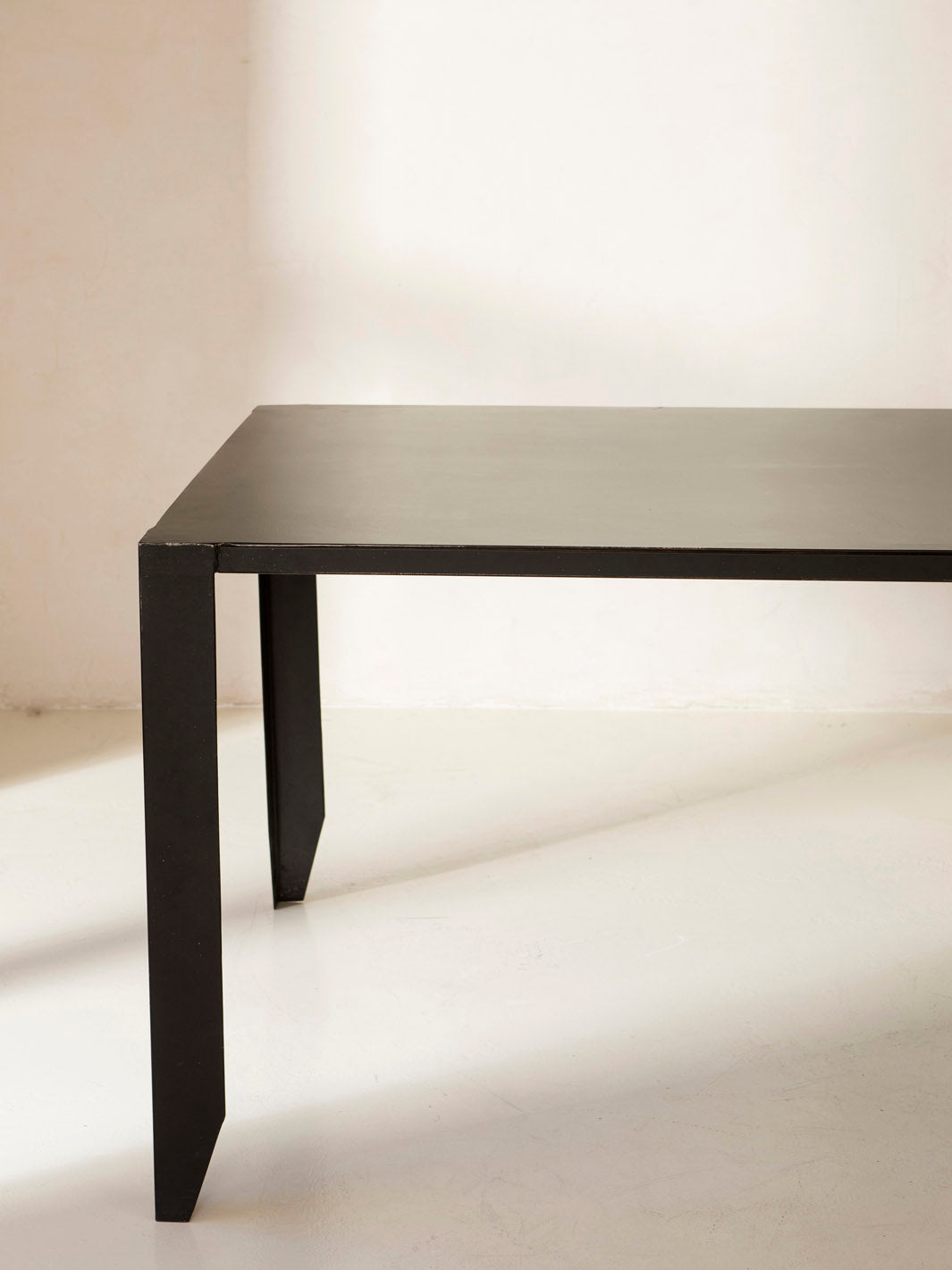 Table en métal noir