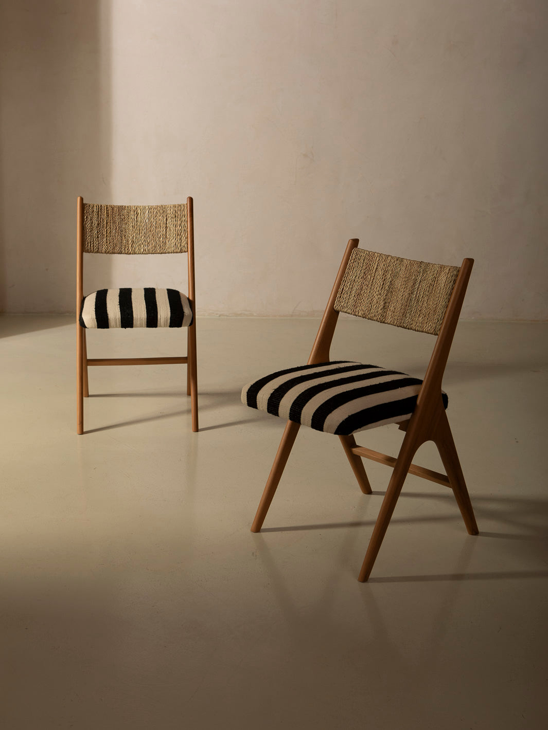 Silla Nura rayas blancas y negras