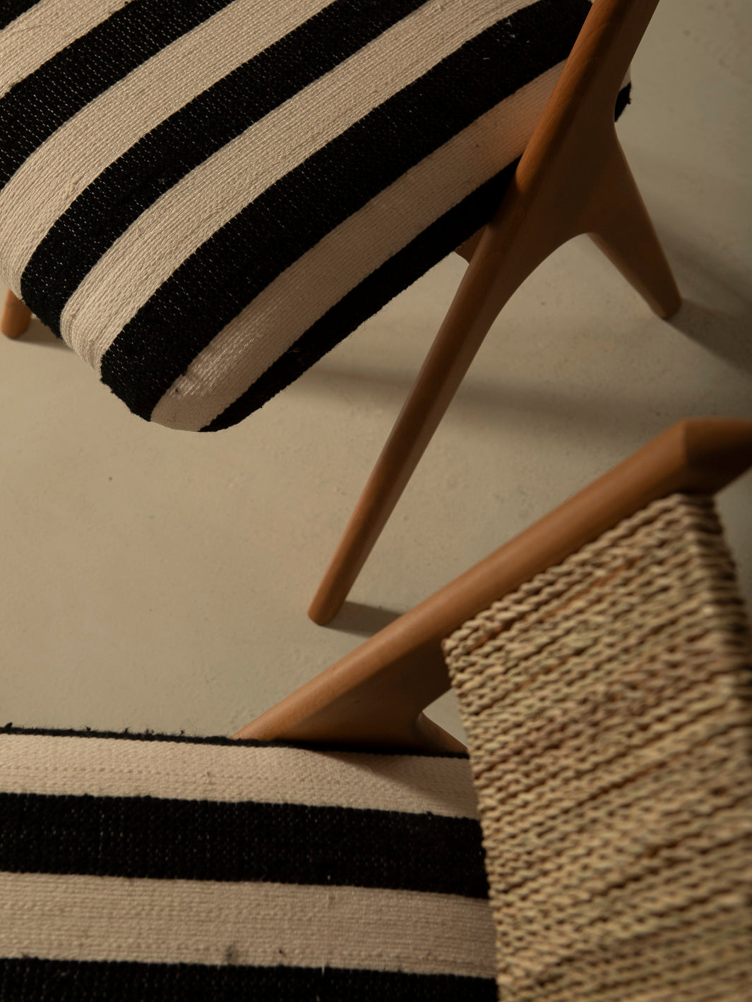 Silla Nura rayas blancas y negras