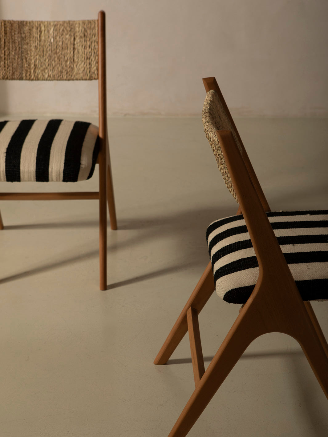 Silla Nura rayas blancas y negras