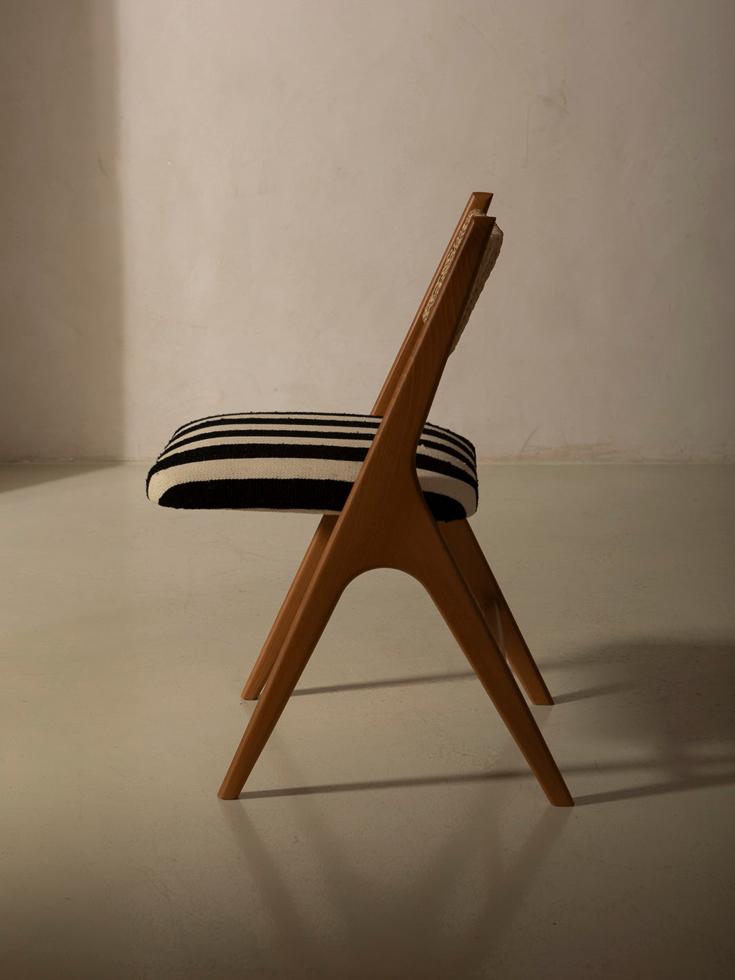 Silla Nura rayas blancas y negras