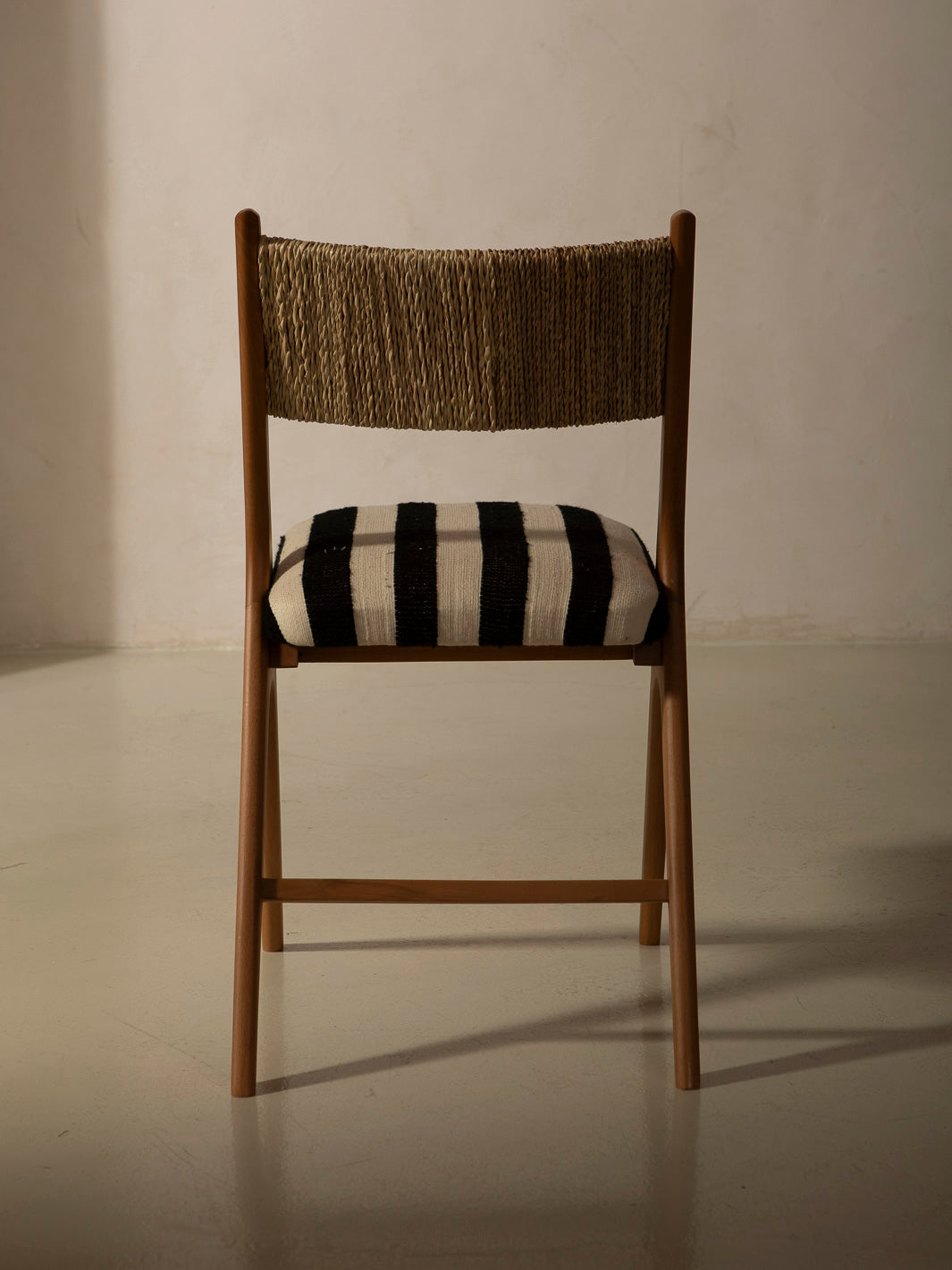 Silla Nura rayas blancas y negras