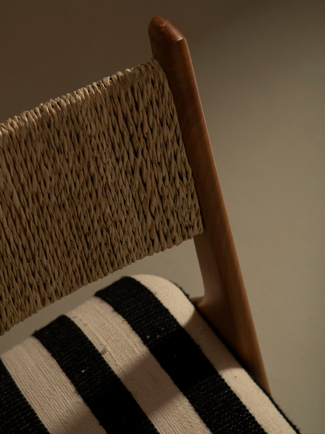 Silla Nura rayas blancas y negras