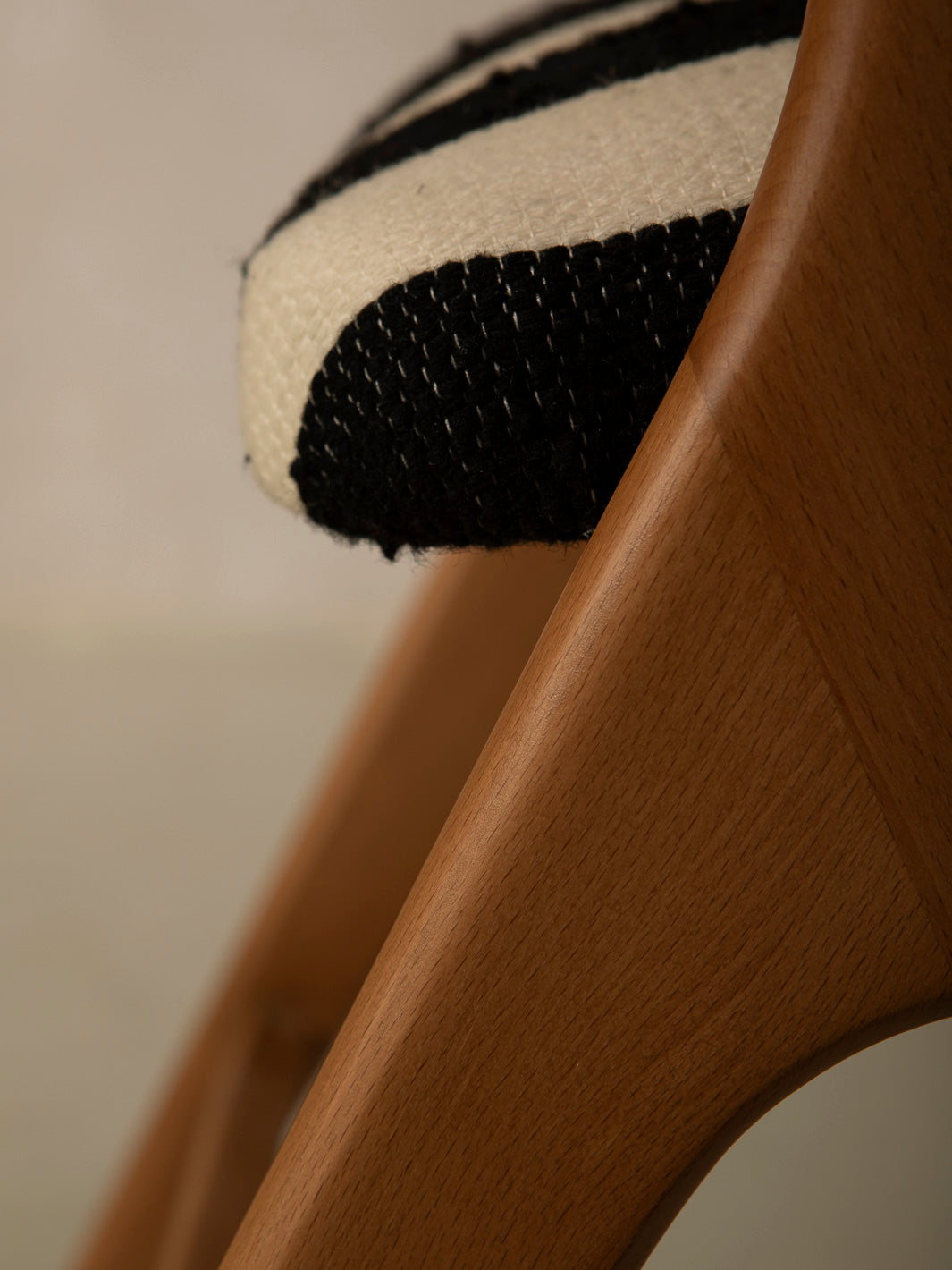 Silla Nura rayas blancas y negras