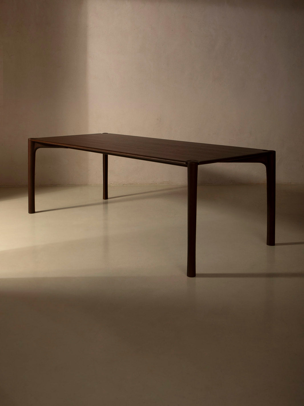 Mesa comedor PI de teca marrón