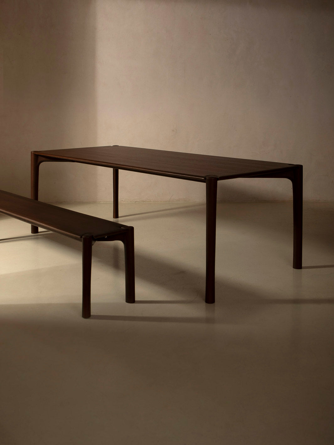 Mesa comedor PI de teca marrón