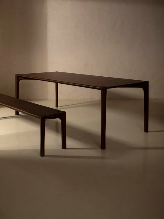 Mesa comedor PI de teca marrón