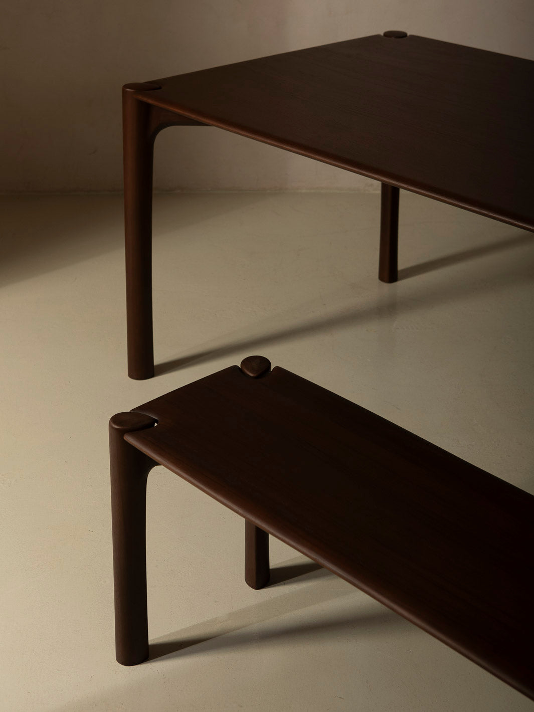 Mesa comedor PI de teca marrón