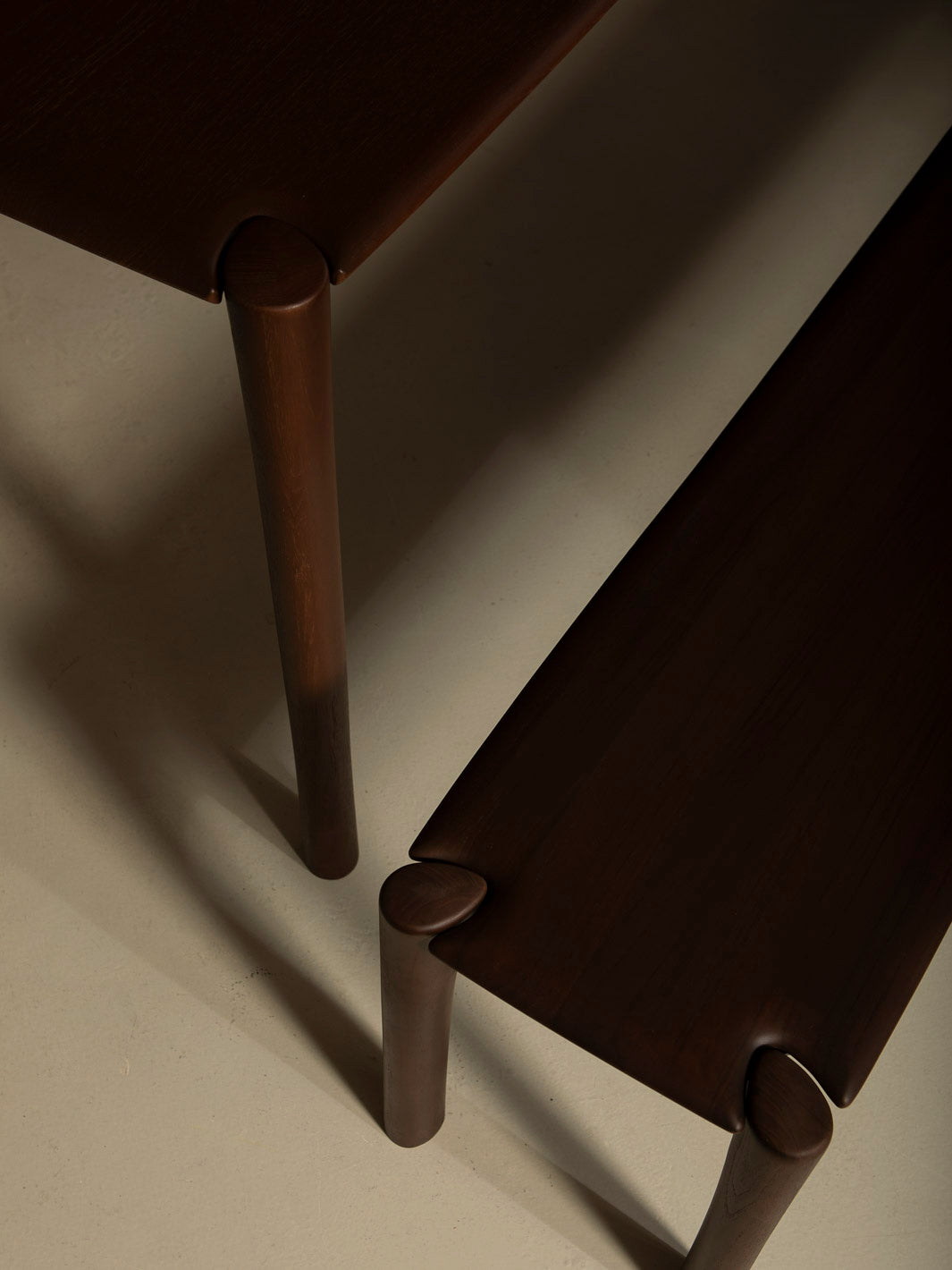 Mesa comedor PI de teca marrón