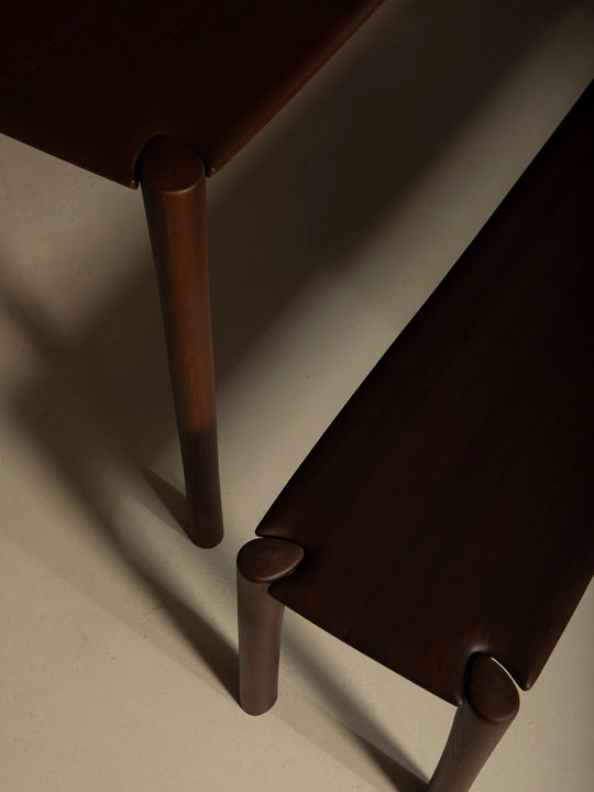 Mesa comedor PI de teca marrón