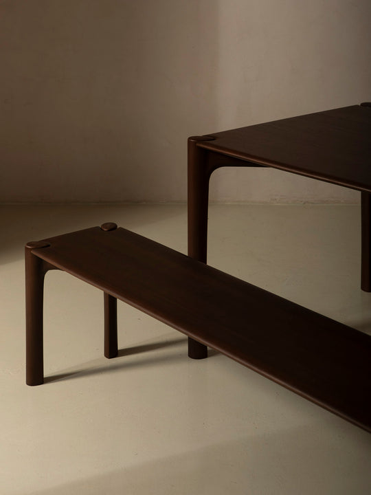Mesa comedor PI de teca marrón
