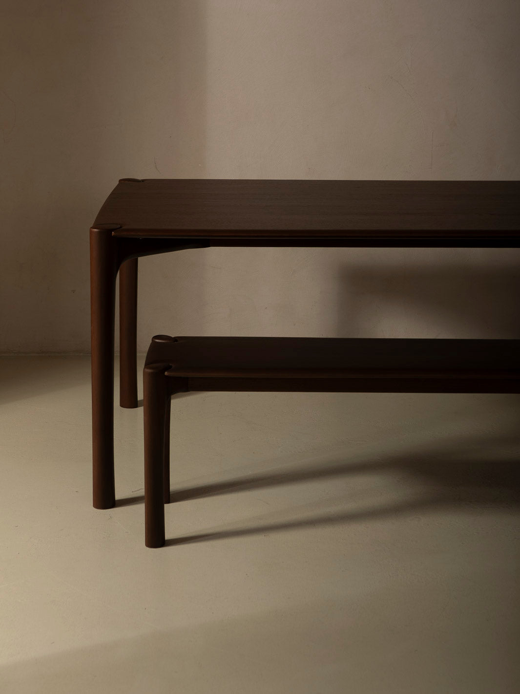 Mesa comedor PI de teca marrón