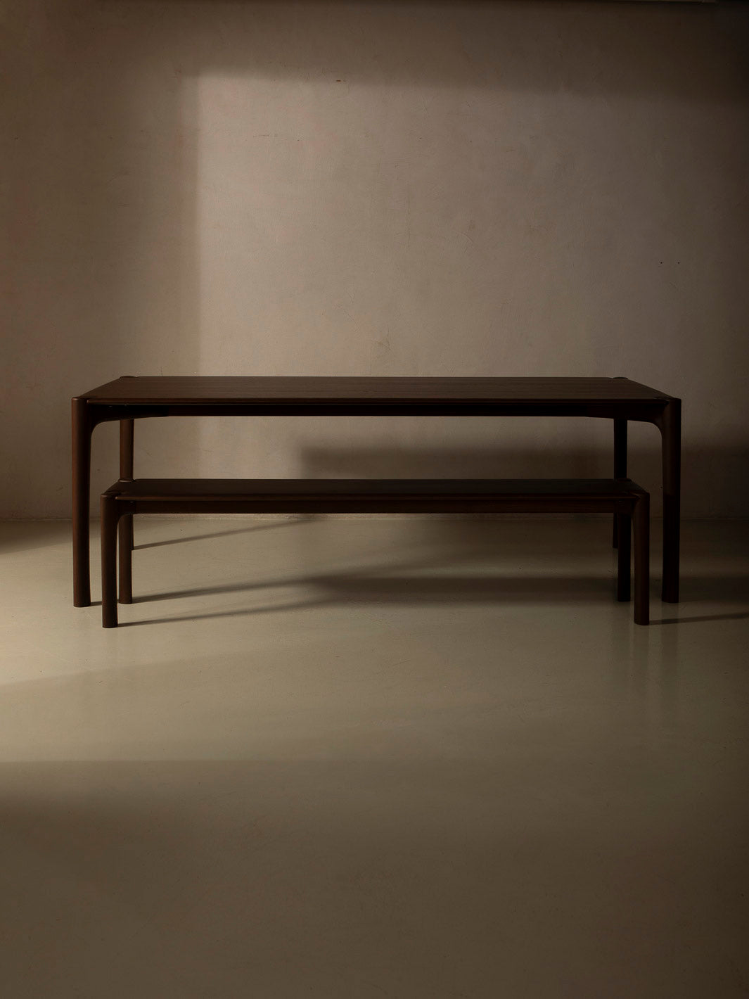 Mesa comedor PI de teca marrón