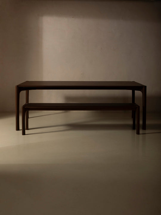 Mesa comedor PI de teca marrón