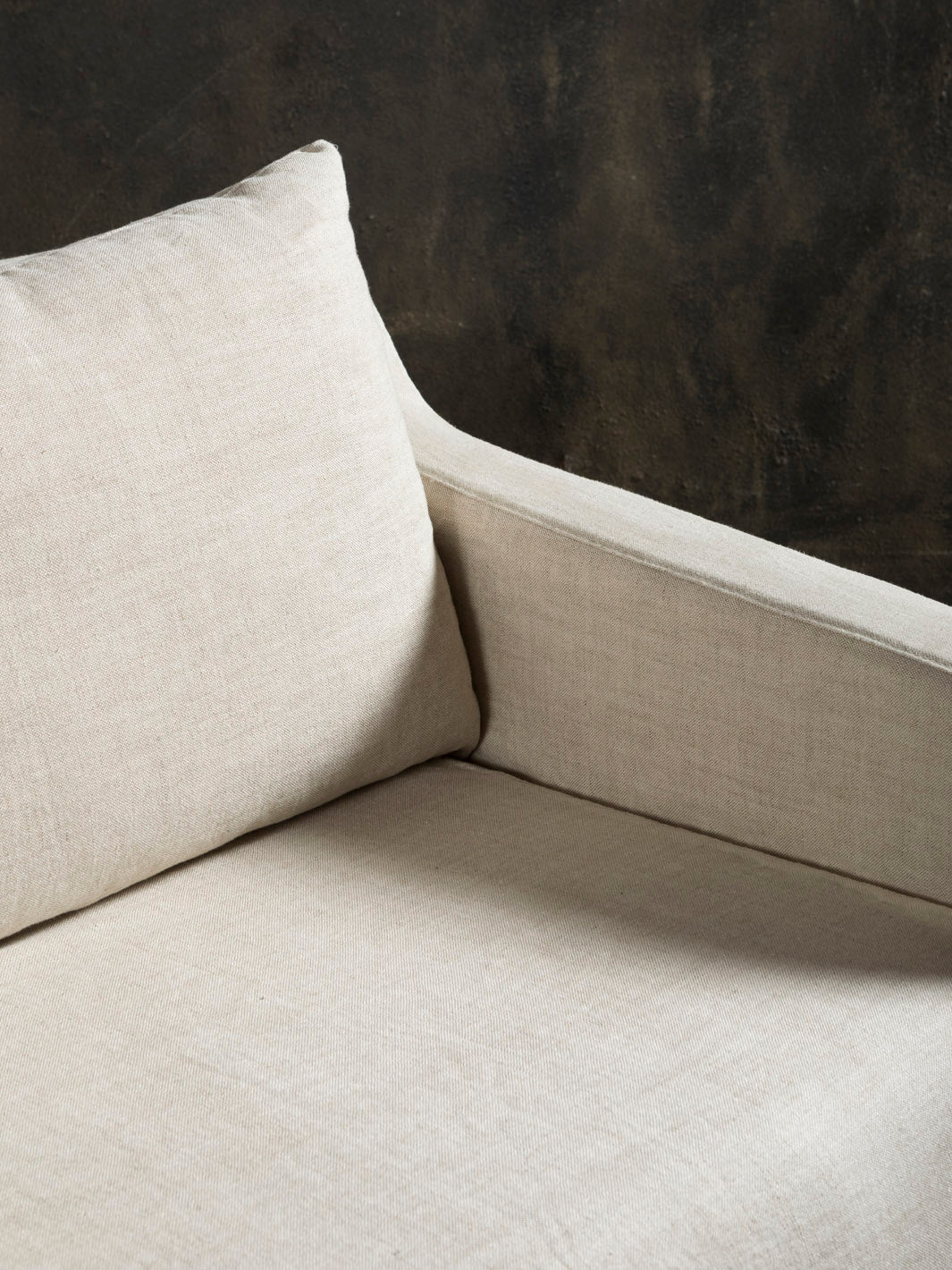 Comporta armchair in white linen Natur